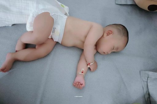 分宜两个月宝宝肚子胀气